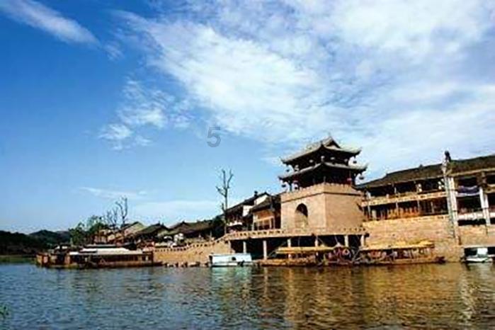 温州一小区保安在地下车库被炸伤,警方通报